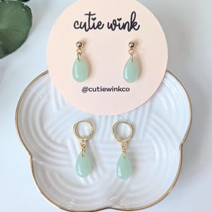Pendientes colgantes de jade verde, chapados en oro de 18 o 24 quilates, con forma de aro, hechos a mano, con jade artificial y conmemorativos del Año Nuevo Lunar.