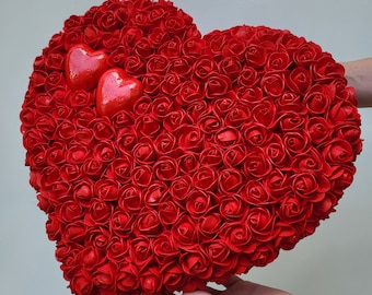 Romantischer roter Rosen-Herzkranz, herzförmiger Rosenkranz mit zwei Mini-Herzen, romantischer Valentinstag-Geschenk-Dekor