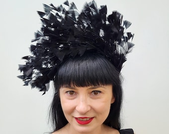 Gotische fascinator, hoofddeksel met zwarte veren, opvallend haaraccessoire voor alternatieve mode, cocktailparty's en derby's.