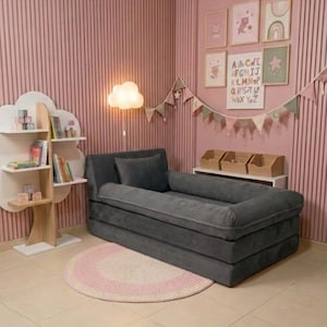 Puede incluir: Un letrero de madera r&uacute;stico con el texto "Welcome to our home" en letras blancas. El letrero presenta un acabado envejecido y un dise&ntilde;o simple y acogedor, perfecto para la decoraci&oacute;n de la entrada.