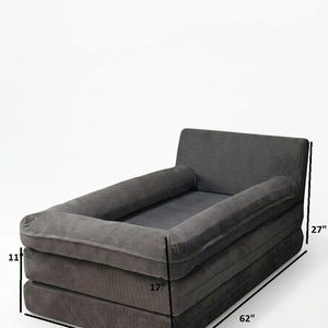 Puede incluir: Una taza de cer&aacute;mica blanca con un asa negra y el texto "But First, Coffee" en un estilo manuscrito. La taza est&aacute; sobre una superficie blanca. La taza mide 10 cm de alto.