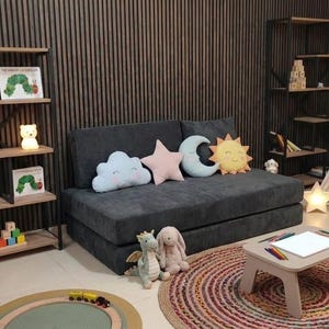 Puede incluir: Un letrero de madera r&uacute;stica con el texto "Welcome to our home" en letras blancas. El letrero presenta un acabado envejecido y un dise&ntilde;o sencillo y acogedor.