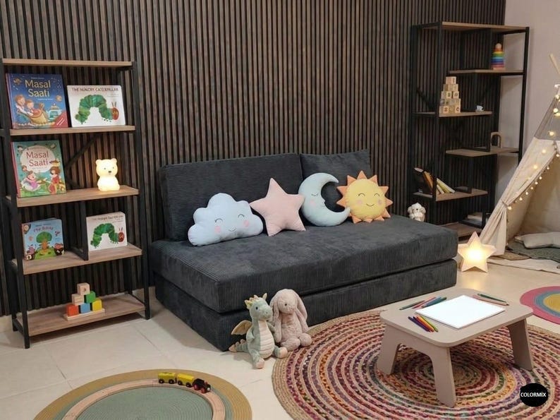 Puede incluir: Un letrero de madera r&uacute;stica con el texto "Welcome to our home" en letras blancas. El letrero presenta un acabado envejecido y un dise&ntilde;o sencillo y acogedor.