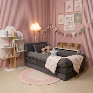 Puede incluir: Un letrero de madera r&uacute;stica con el texto "Welcome to our home" en letras blancas. El letrero presenta un acabado envejecido y un dise&ntilde;o sencillo y acogedor, perfecto para la decoraci&oacute;n de la entrada.