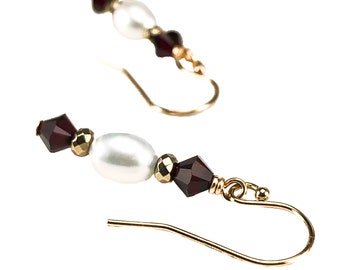 Idée cadeau d'anniversaire avec pierre de naissance de juin - Boucles d'oreilles ovales en perles blanches, remplissage d'or 14 carats - Cristaux de grenat rouge foncé - Pierre de pyrite - 12e anniversaire