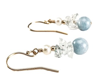 Boucles d'oreilles aigue-marine avec petites perles de culture blanches - Bijoux avec pierres de naissance de mars - Boucles d'oreilles avec pierres précieuses bleu ciel et or - 12e anniversaire