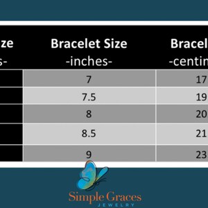 Pode incluir: Um gr&aacute;fico que mostra o tamanho do bracelete em polegadas e cent&iacute;metros com base no tamanho do pulso em polegadas. O gr&aacute;fico mostra que um pulso de 6,5 polegadas precisa de um bracelete de 7 polegadas, um pulso de 7 polegadas precisa de um bracelete de 7,5 polegadas, um pulso de 7,5 polegadas precisa de um bracelete de 8 polegadas, um pulso de 8 polegadas precisa de um bracelete de 8,5 polegadas e um pulso de 8,5 polegadas precisa de um bracelete de 9 polegadas.