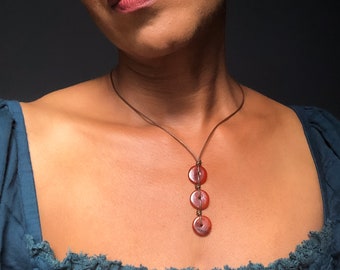 Collier en cuir marron avec petits pendentifs donuts plats en cornaline - Perles rondes d'agate - Idée cadeau 9e anniversaire - Bijoux en cuir