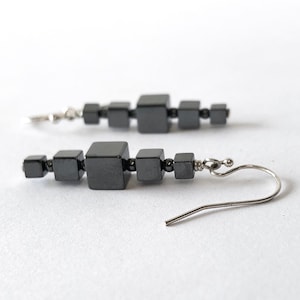 Staplade fyrkantiga pärlörhängen - Hematitörhängen i sterlingsilver - Minimalistiska stenkuber - Geometriska - 11-årsjubileumspresent - Stålgrå
