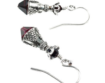 Boucles d'oreilles en cristal grenat rouge foncé avec motif fantaisie en argent sterling de Bali - Cadeau d'anniversaire avec pierre de naissance de janvier - Bijoux en cristal