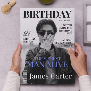 Op de afbeelding: Een magazinecover met de titel "BIRTHDAY MAGAZINE" en de tekst "21 BIRTHDAY EDITION". De cover toont een zwart-wit foto van een man met een zonnebril. De tekst "THE SEXIEST MAN ALIVE" is ook zichtbaar.