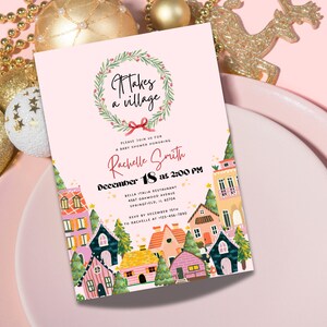 K&ouml;nnte beinhalten: Eine rosafarbene Babyparty-Einladung mit einem Kranz aus Gr&uuml;n und roten Beeren. Der Text lautet "Es braucht ein Dorf" und "Bitte schlie&szlig;en Sie sich uns zu einer Babyparty zu Ehren von Rachelle Smith an, am 18. Dezember um 14:00 Uhr, Bella Italia Restaurant, 4567 Oakwood Avenue, Springfield, IL 62704. Bitte melden Sie sich bis zum 15. Dezember bei Rachelle unter 123-456-7890 an". Die Einladung zeigt eine Aquarellillustration eines Dorfes mit H&auml;usern und B&auml;umen.