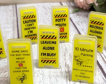 Mini cartelli da ufficio 3D, cartelli divertenti da scrivania per ufficio "Lasciami in pace, sono occupato", cartelli da scrivania in acrilico con avvertimento scherzoso, accessori da scrivania per colleghi di lavoro