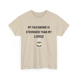 Könnte beinhalten: Ein beiges T-Shirt mit dem Text "My password is stronger than my coffee" und einem Cartoon-Bild einer dampfenden Tasse Kaffee.