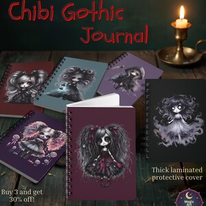 Könnte beinhalten: Eine Sammlung von spiralgebundenen Notizbüchern mit Chibi Gothic-Charakterillustrationen auf den Einbänden. Die Notizbücher zeigen verschiedene düstere Kunstwerke, darunter Figuren mit großen Augen und fließendem Haar. Der Text auf dem Bild lautet Chibi Gothic Journal, Buy 3 and get 30% off und Thick laminated protective cover.