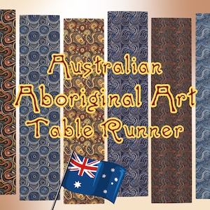 Puede incluir: Exhibición de seis caminos de mesa rectangulares con diseños de arte aborigen en varios colores, incluyendo marrón, azul y dorado. El texto "Australian Aboriginal Art Table Runner" se muestra en letras doradas. Una bandera australiana está en primer plano.