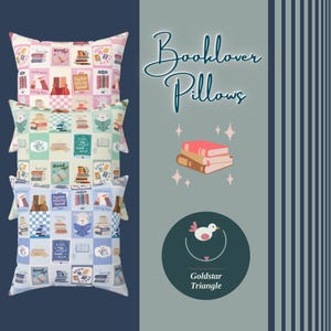 Könnte beinhalten: Drei quadratische Kissen mit einem Gittermuster aus buchbezogenen Illustrationen, darunter Bücherstapel, lesende Figuren und Kaffeetassen. Der Text "Booklover Pillows" und "Goldstar Triangle" erscheint neben einem kleinen Vogelsymbol.
