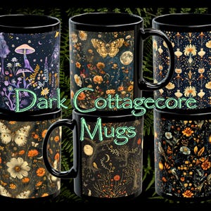 Könnte beinhalten: Sechs schwarze Keramikbecher mit verschiedenen dunklen Cottagecore-Designs. Die Becher zeigen Illustrationen von Pilzen, Schmetterlingen, Blumen und Monden. Der Text "Dark Cottagecore Mugs" ist in grüner Schrift dargestellt.