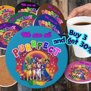 Könnte beinhalten: Set mit 8 bunten Untersetzern mit einem Regenbogen und Comic-Katzen. Die Untersetzer zeigen den Text "We are all PURRFECT".