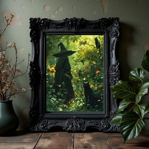 Könnte beinhalten: Gerahmtes Kunstwerk mit einer Hexe und einer schwarzen Katze in einem Wald. Der schwarze Rahmen hat aufwendige Details. Das Kunstwerk zeigt eine Hexe mit Hut und Umhang, umgeben von Blättern und Blumen. Die Farbgebung ist dunkel mit grünen und gelben Akzenten.