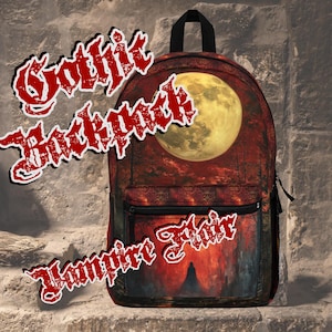 Może przedstawiać: Czerwono-czarny plecak z motywem pełni księżyca. Plecak ma napis "Gothic Backpack Vampire Flair" gotycką czcionką. Posiada czarny uchwyt i przednią kieszeń.