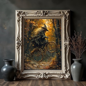 Könnte beinhalten: Ein verzierter, gerahmter Gemälde zeigt eine Hexe, die mit dem Fahrrad durch einen Wald mit Herbstlaub fährt. Das Kunstwerk verwendet warme Farben, wobei die Hexe einen schwarzen Umhang und Hut trägt. Der Rahmen ist weiß mit aufwendigen Schnitzereien.