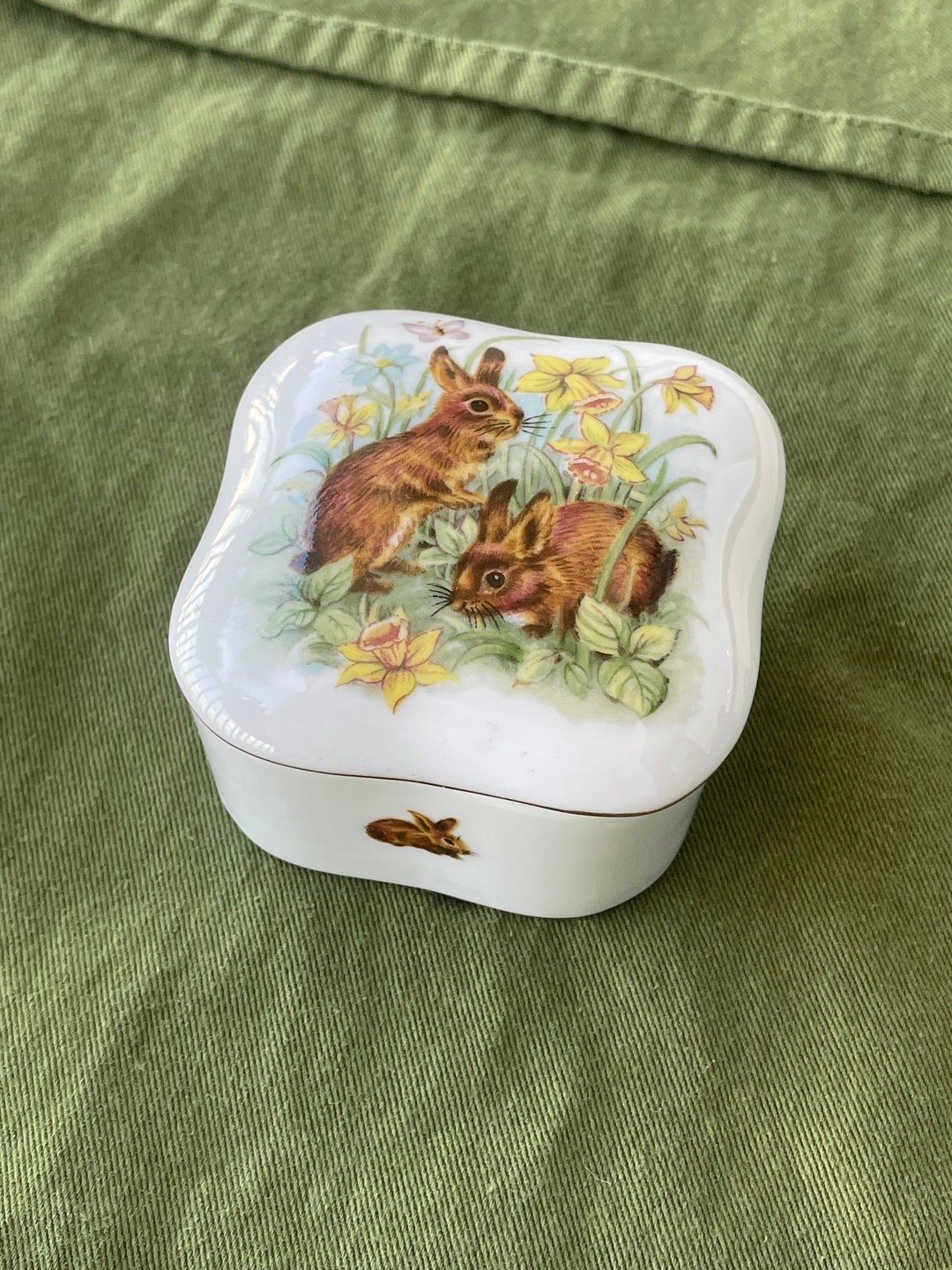 Spring Bunny Rabbit Vintage Ceramic Music Box Royal Yarmouth Easter