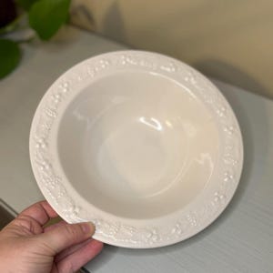 Tigela redonda para servir vegetais Homer Laughlin de 23 cm | Prato vintage versátil | Borda em relevo com videira em marfim | Cottagecore Farmhouse