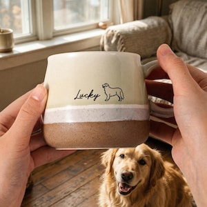 Op de afbeelding: Een set van drie keramische mokken met een gespikkelde, matte afwerking. De mokken zijn in de tinten crème, lichtgrijs en donkergrijs. Elke mok heeft een eenvoudig, minimalistisch ontwerp, perfect voor koffie of thee. De mokken zijn op elkaar gestapeld.