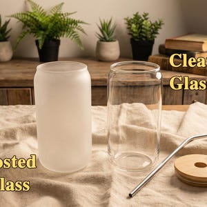 Puede incluir: Dos vasos de vidrio, uno transparente y otro esmerilado, se muestran con una pajita de metal y una tapa de madera. El texto "Clear Glass" y "Frosted Glass" tambi&eacute;n est&aacute; presente.