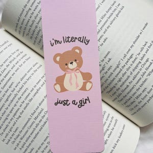 Just a Girl Bear Lesezeichen - Schleifen Lesezeichen - Buch Liebhaber - Geschenke für Leser - Geschenke für Sie - Leinen Lesezeichen - Romantik Trope - Valentinstag