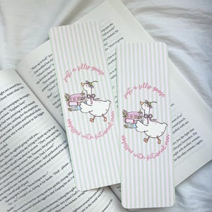Dumme Gans - Fiktuelle Männer Obsessed Lesezeichen - Bücherwurm - Niedliches Lesezeichen - Geschenke für Sie - Leinen Lesezeichen - Rosa - Buch Girlies - Nur ein Mädchen