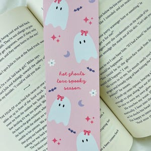 "Hot Ghouls love ""Spooky Season"" Lesezeichen - Herbst Lesezeichen - Niedliches Lesezeichen - Geschenke für Sie - Geschenke für Leser - Buchliebhaber - Niedlich Spooky."