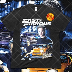 Puede incluir: Camiseta negra con el logo de "Fast & Furious" e im&aacute;genes de coches y Paul Walker. El dise&ntilde;o incluye una insignia de env&iacute;o gratuito. La camiseta tiene cuello redondo y mangas cortas.
