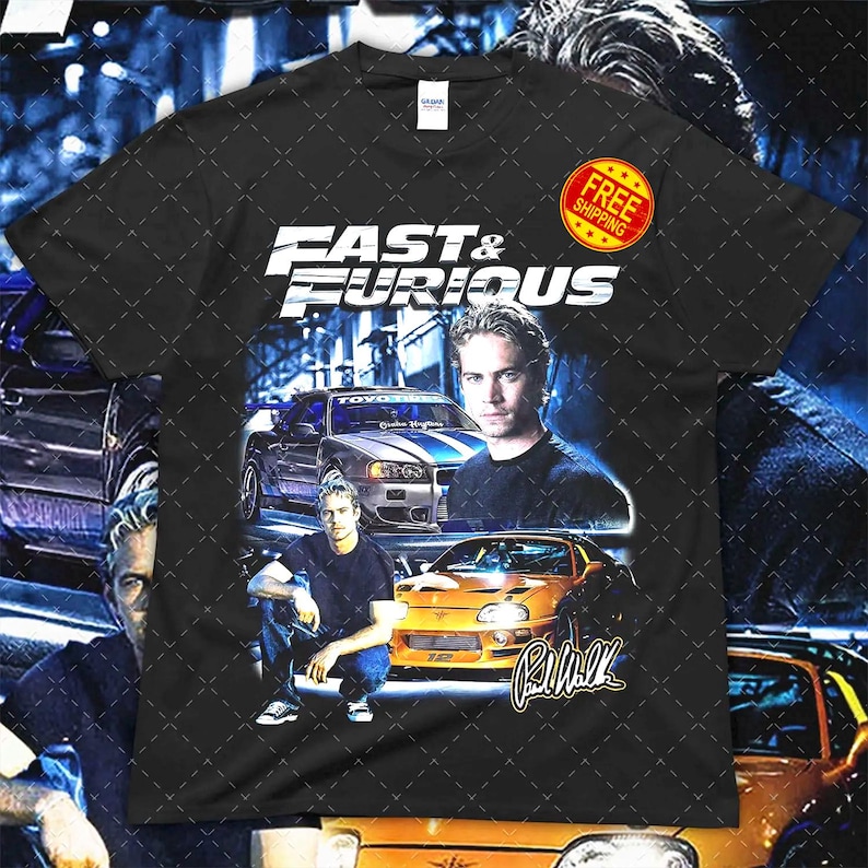 Puede incluir: Camiseta negra con el logo de "Fast & Furious" e im&aacute;genes de coches y Paul Walker. El dise&ntilde;o incluye una insignia de env&iacute;o gratuito. La camiseta tiene cuello redondo y mangas cortas.