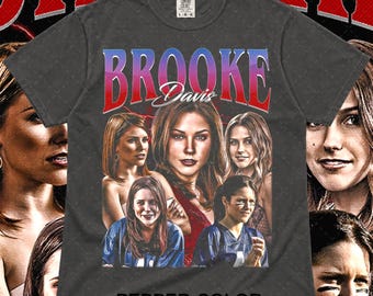 Camiseta vintage de Brooke Davis, homenaje a la estética retro de los 90, ideal como regalo para los amantes de las series de televisión.