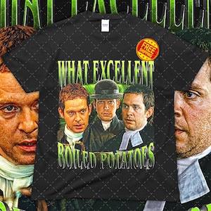 Puede incluir: Camiseta negra con un gráfico de estilo vintage de tres hombres y el texto "WHAT EXCELLENT BOILED POTATOES". Una pegatina roja y amarilla de "ENVÍO GRATIS" está en la esquina superior derecha. La camiseta es de la marca Gildan.