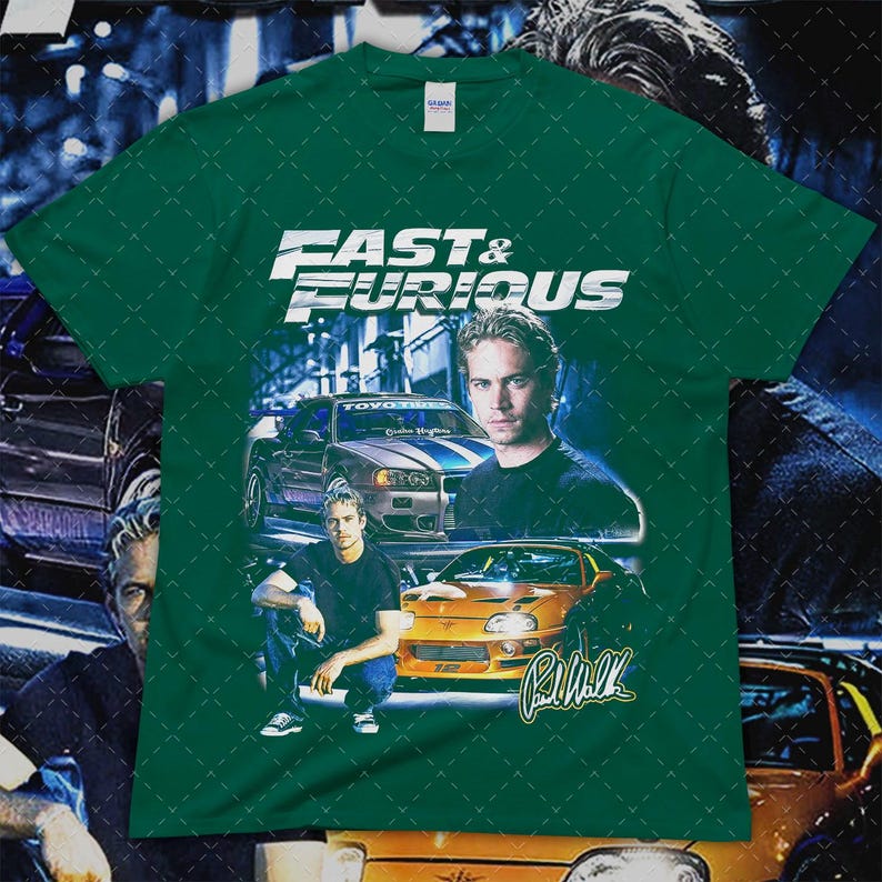 Puede incluir: Camiseta verde con el logo "Fast & Furious" e im&aacute;genes de coches y Paul Walker. El dise&ntilde;o incluye un coche plateado con rayas azules, un coche naranja y la firma de Paul Walker.