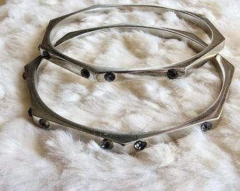 Brazaletes apilables geométricos hexagonales en tono plateado. Brazaletes apilables de plata. Brazalete geométrico de plata. Un regalo para mujer.