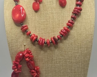Conjunto de joyería de coral rojo con collar, pendientes y pulseras a juego. Conjunto de joyería artesanal con piedras preciosas. Regalo para ella.