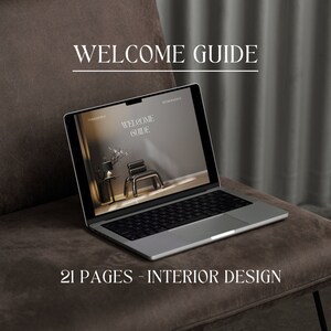 Peut inclure: Un ordinateur portable argenté affichant un "WELCOME GUIDE" à l'écran, avec le texte "21 PAGES - INTERIOR DESIGN" en dessous. L'ordinateur est posé sur une chaise rembourrée marron. L'écran montre une scène de design d'intérieur moderne.