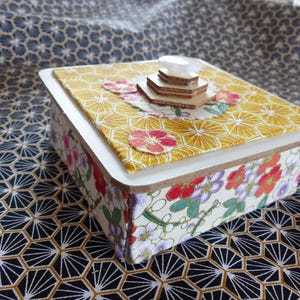 Boite Bijoux cartonnage et tissu, tons jaune et autres notes couleurs