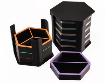 Puede incluir: Organizadores de escritorio hexagonales negros con detalles coloridos. El conjunto incluye un soporte apilable, una bandeja dividida con borde morado y un organizador multicompartimento con rayas naranjas y verdes. Ideal para la oficina o el hogar.