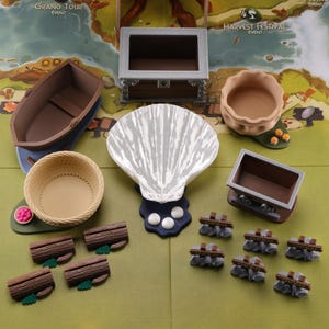 Puede incluir: Un conjunto de piezas de juego de madera en miniatura para un juego de mesa. Las piezas incluyen un barco, una cesta, una concha de almeja, un cofre, un cuenco, un carro y troncos. Las piezas est&aacute;n pintadas en varios tonos de marr&oacute;n, blanco y gris.