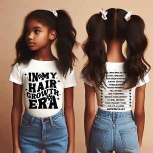 Puede incluir: Una camiseta blanca con texto negro que dice "In My Hair Growth Era" con un gráfico de flores. La parte posterior de la camiseta tiene un gráfico de crecimiento en blanco y negro con el texto "Yes, Upper Back Action! Hang Time Baby! Hair Goals in Motion! Flexing Growth! Patience is Key! Making Progress! Yaaaaasss! Keep it Growing! Serving Inches, Periodti! It's Still Growing! Long Hair, Don't Care! Yup, It's All Mine! Growth Chart."