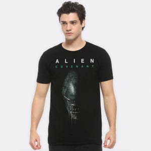 Könnte beinhalten: Schwarzes T-Shirt mit dem Text "ALIEN COVENANT" in Weiß und Grün. Das Shirt zeigt ein Graustufenbild eines Alien-Eies. Klassischer Rundhalsausschnitt.