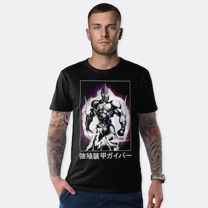 Puede incluir: Camiseta negra con un gráfico blanco de una figura musculosa en un traje futurista. El texto "最強装甲ガイバー" está impreso debajo del gráfico.