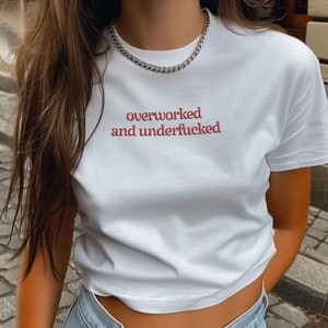 T-shirt ritagliata ricamata sovraccarica e poco sfruttata, T-shirt ritagliate ironiche, Sarcastico, Stile Y2K, T-shirt personalizzata, Regalo per lei, T-shirt per bambini divertente, C1-260