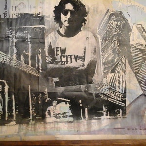 Könnte beinhalten: Eine Schwarzweiß-Collage mit einem Mann, der ein weißes T-Shirt mit dem Aufdruck "NEW CITY" trägt. Die Collage enthält Bilder von Gebäuden und Stadtlandschaften.