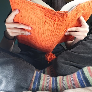 Crochet Book Sleeve – Handmade Book Cover, Knitted Book Protector, Gift for Book Lovers, Soft Yarn Book Pouch, Cozy Reading Accessory